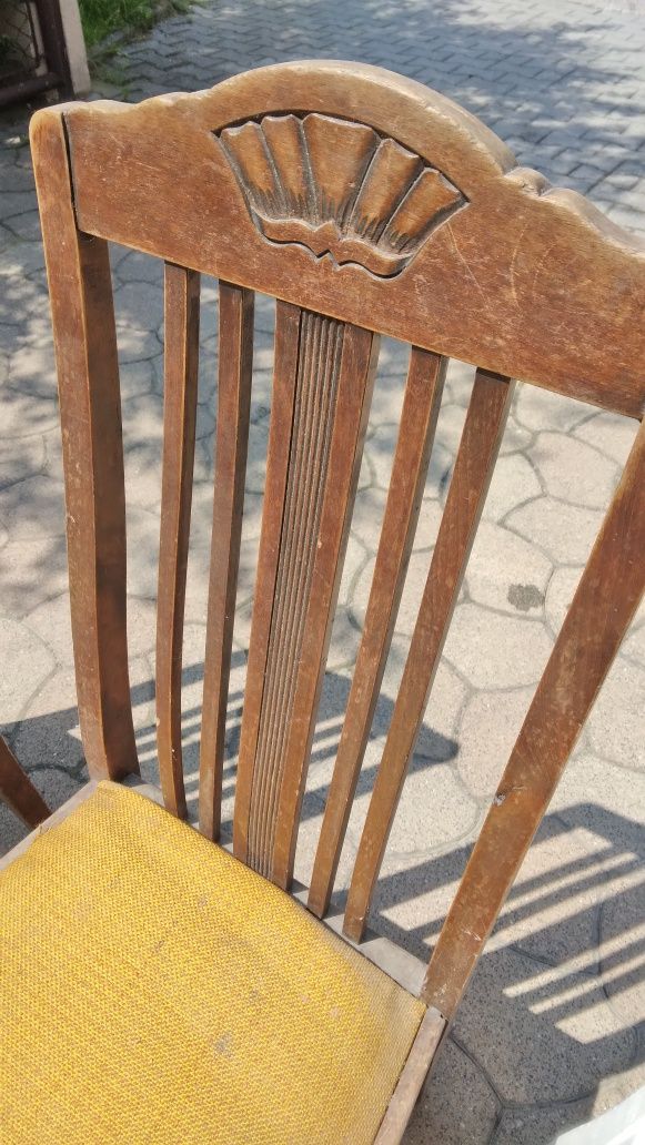 Stare krzesła do salonu