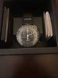 Omega x Swatch SO33W700 Snoopy: Faza Księżyca z Snoopym
