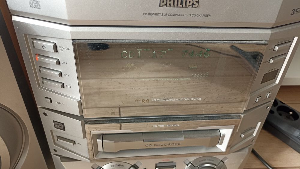 Stara retro vintage wieża Philips FW-R8/22 z głośnikami i nagrywarką