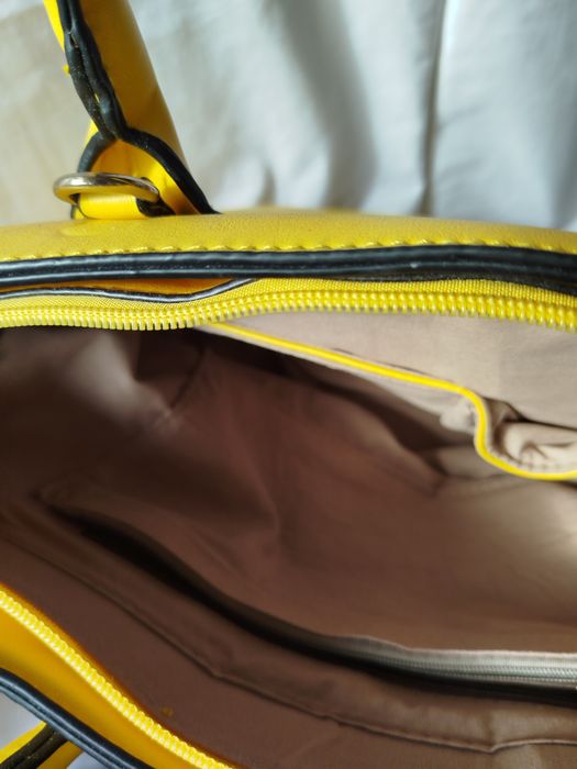 Żółta torebka codzienna z paskiem