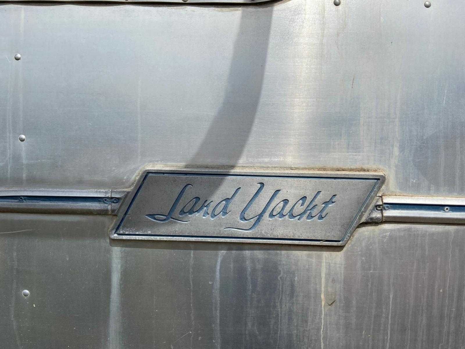Caravan Airstream Land Yacht Safari 23’ (1970) – clássica