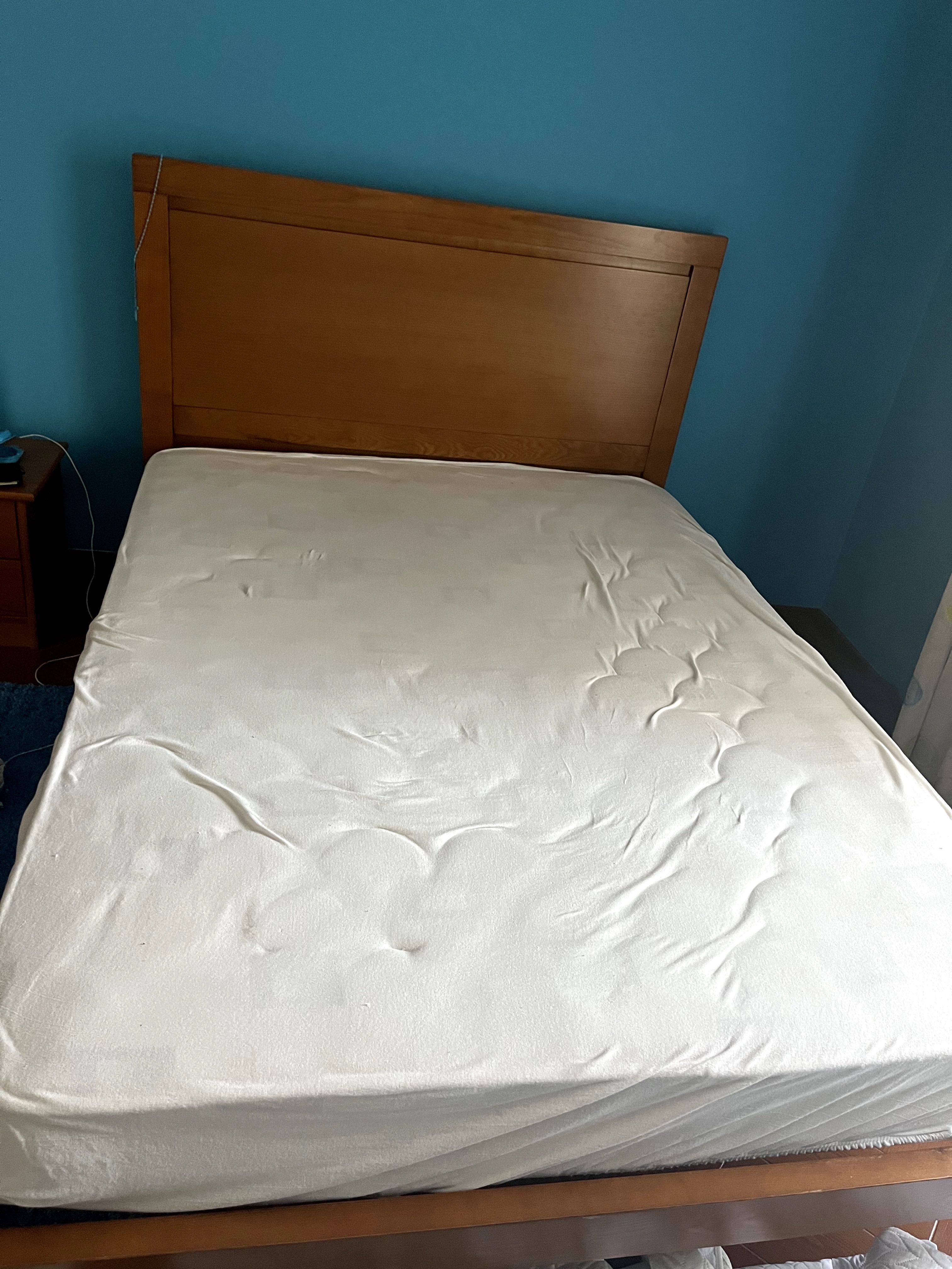 Cama em madeira de casal