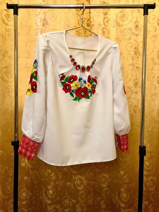 Українське народне вбрання | Вишиванка і вишита спідниця