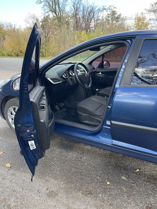 Автомобіль Пежо 207