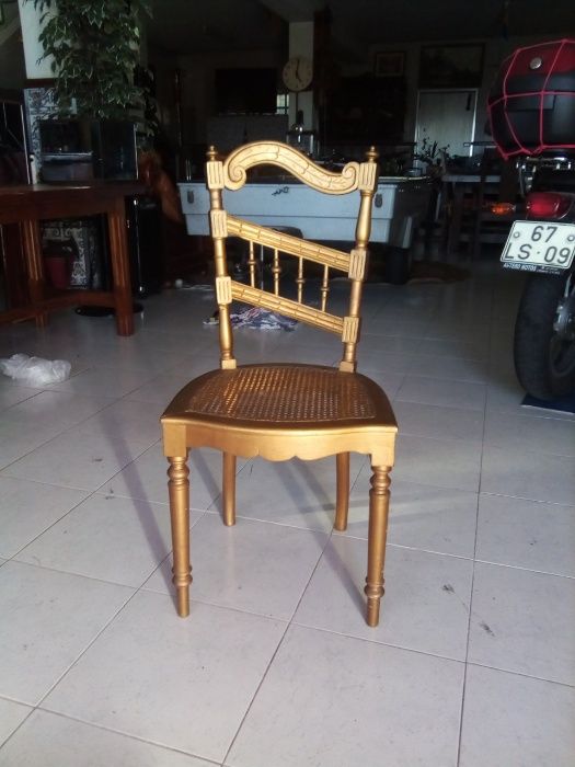 cadeira dourada antiga