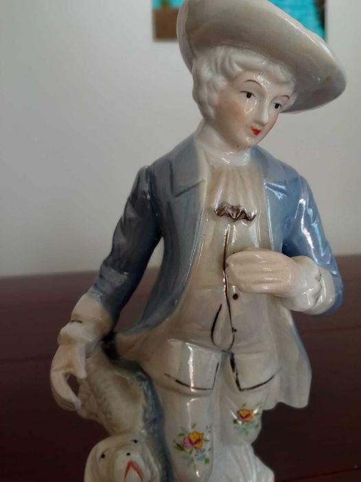 figura de loiça e boneca