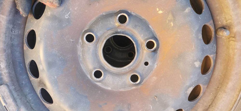 Komplet kół całorocznych do Volkswagena.