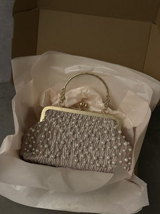 Вечірнія сумка з фермуаром та перлинами