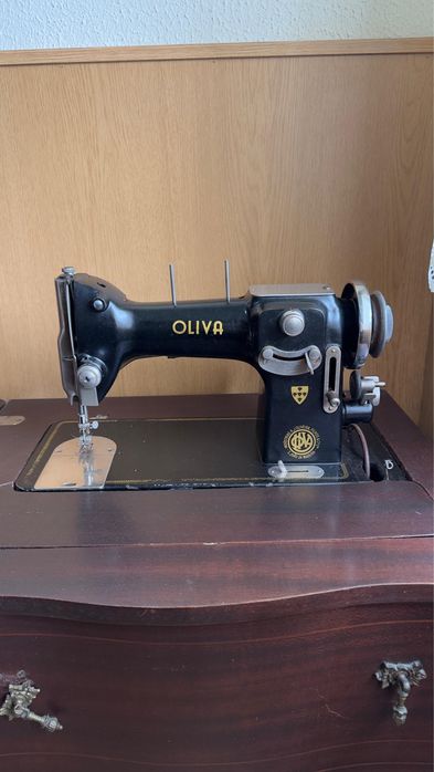 Maquina de Costura Oliva com movel, movida a pedal.  75€
