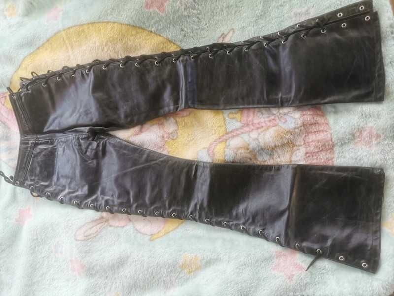Calças com atilhos em pele