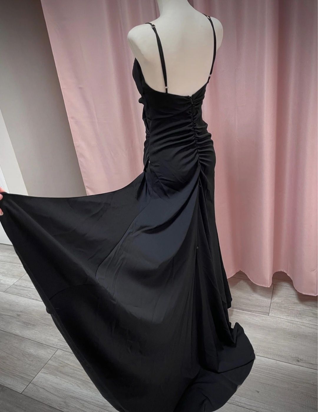 Lou czarna sukienka maxi, która pięknie modeluje sylwetkę syrenka