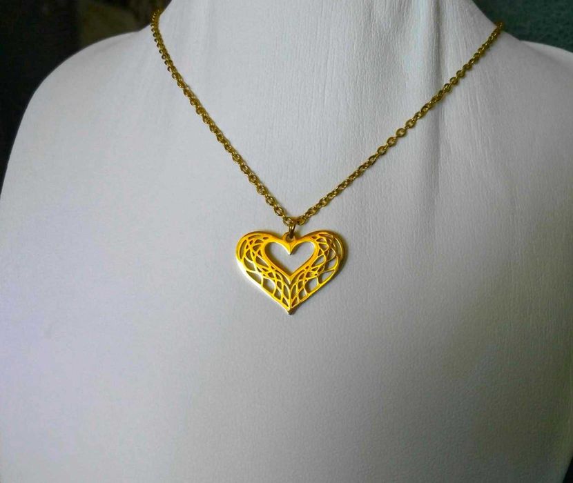 Colar Aço Dourado c/ Coração Moldura Trabalhado NOVO