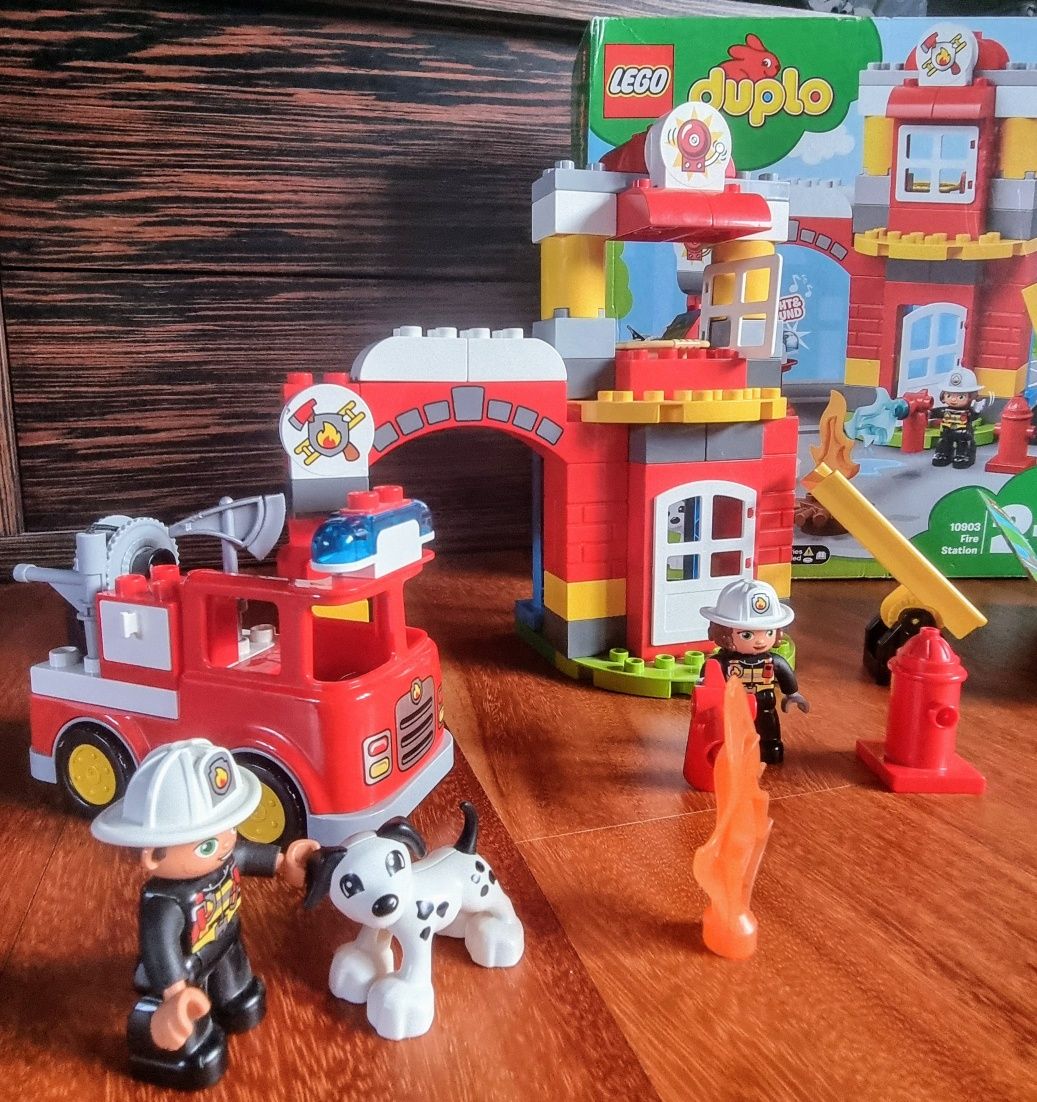 Zestaw LEGO DUPLO "Remiza strażacka" - wersja: 10903.
