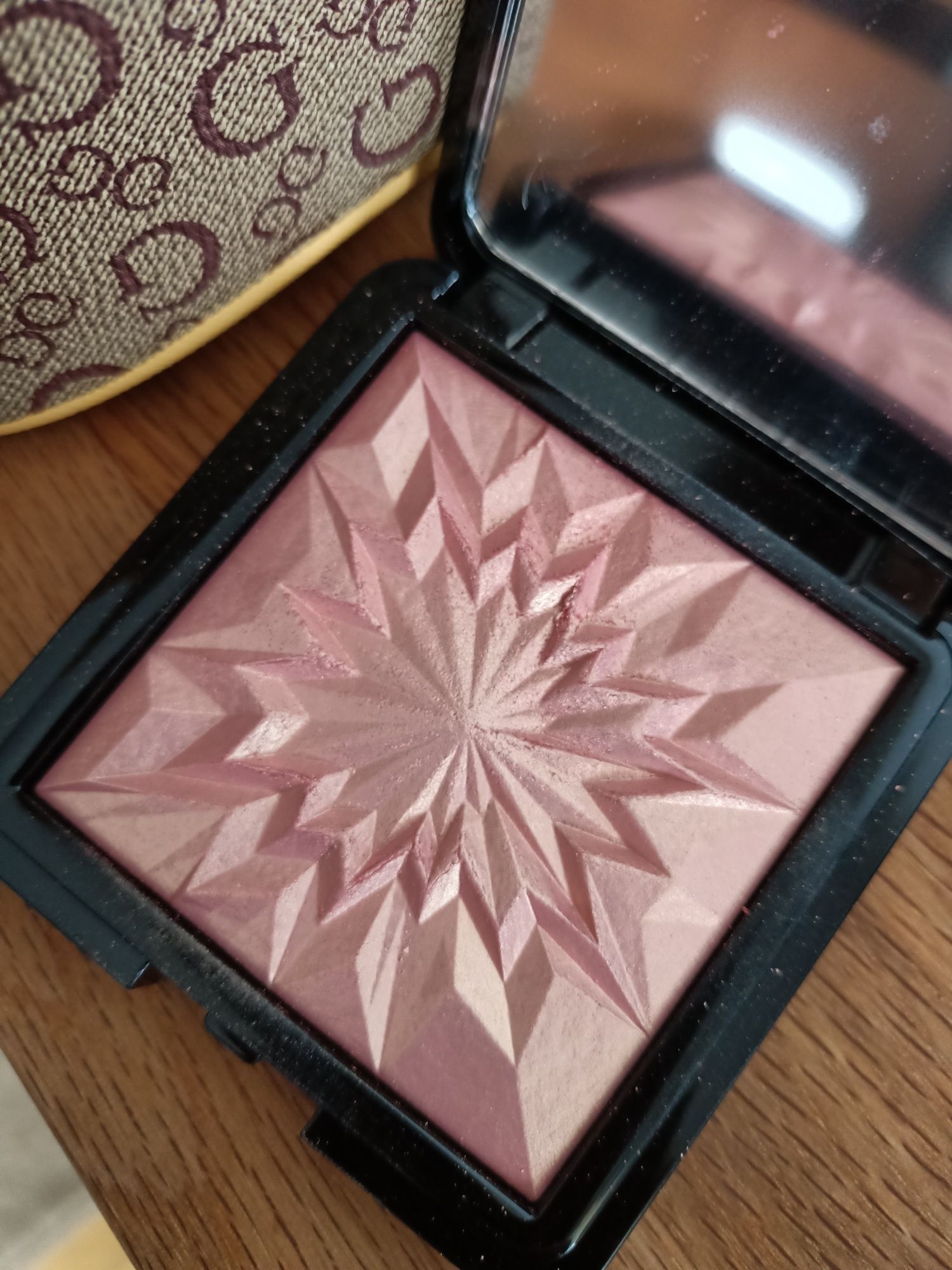 Douglas rozświetlacz highlighting powder 5 bold coral