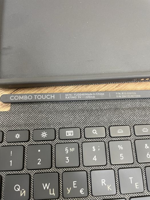 Чехол-клавіатура Logitech Combo Touch для Apple iPad Pro 11