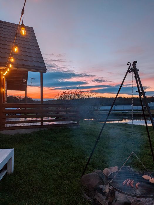 Chatka Nad Stawami –  domek nad wodą, wśród łąk gór, stawów i lasów,