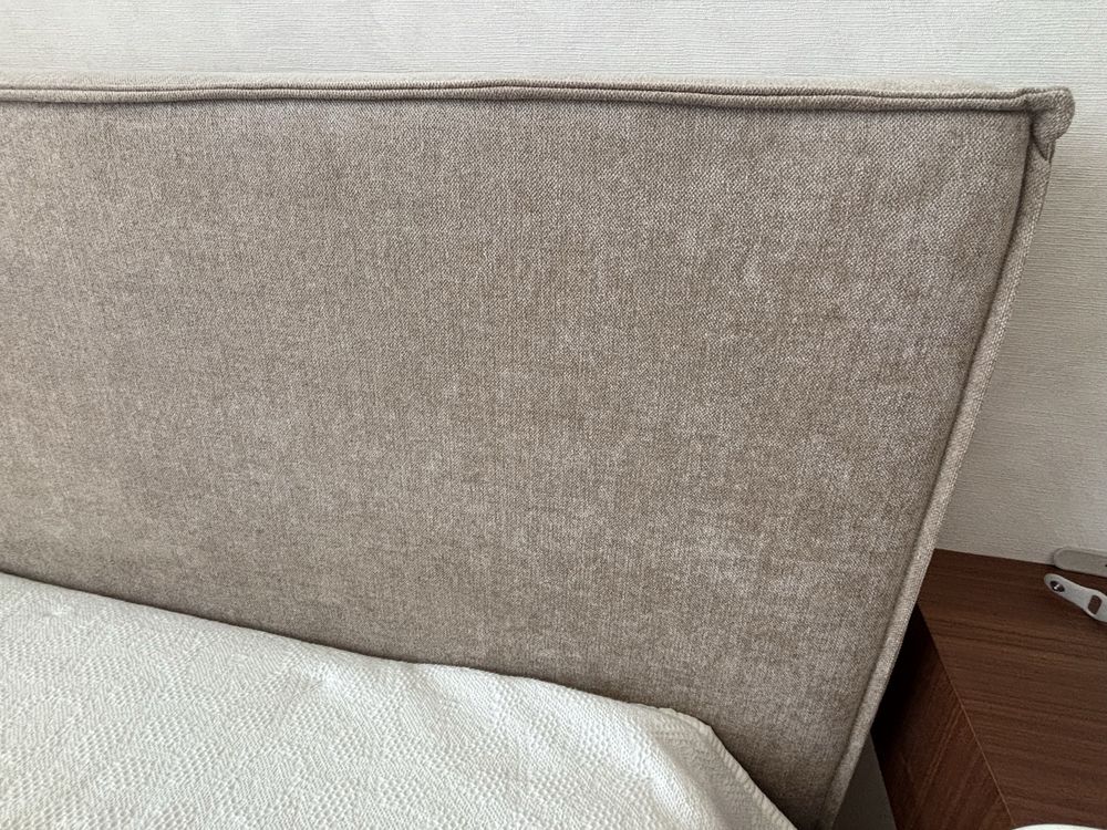 Cama estofada e estrado