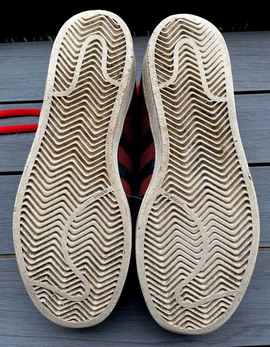 Adidas Superstar w wersji czerwono-czarnej, 43 1/3