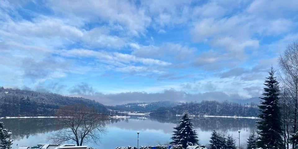 Jacuzzi Nad Soliną nad jeziorem Apartamenty w górach z widokiem na jez