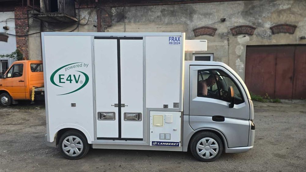 Elektryczny Samochód Dostawczy FRAX z Zabudową Chłodniczą Lamberet