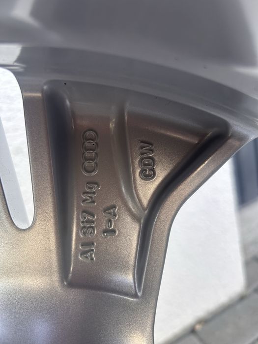 Nowe felgi aluminiowe Audi Q6 z oponami zimowymi – 19”