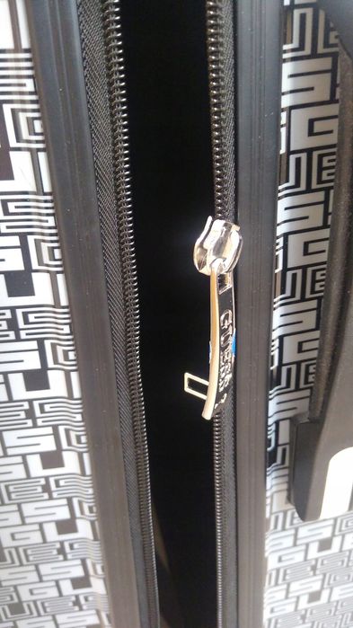 Guess Walizka Stroma 28 In 4 Wheeler Logowana Premium