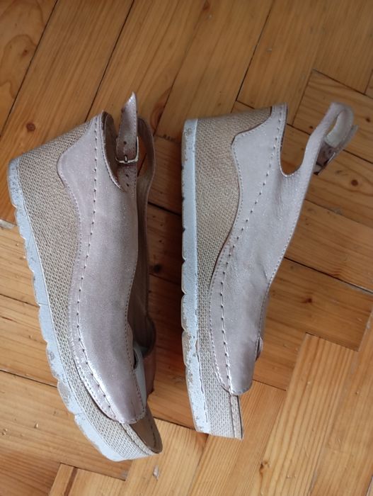 Sandały na koturnie 39