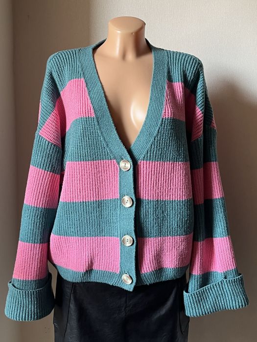 Pudełkowy sweter kardigan w paski na guziki Purpura