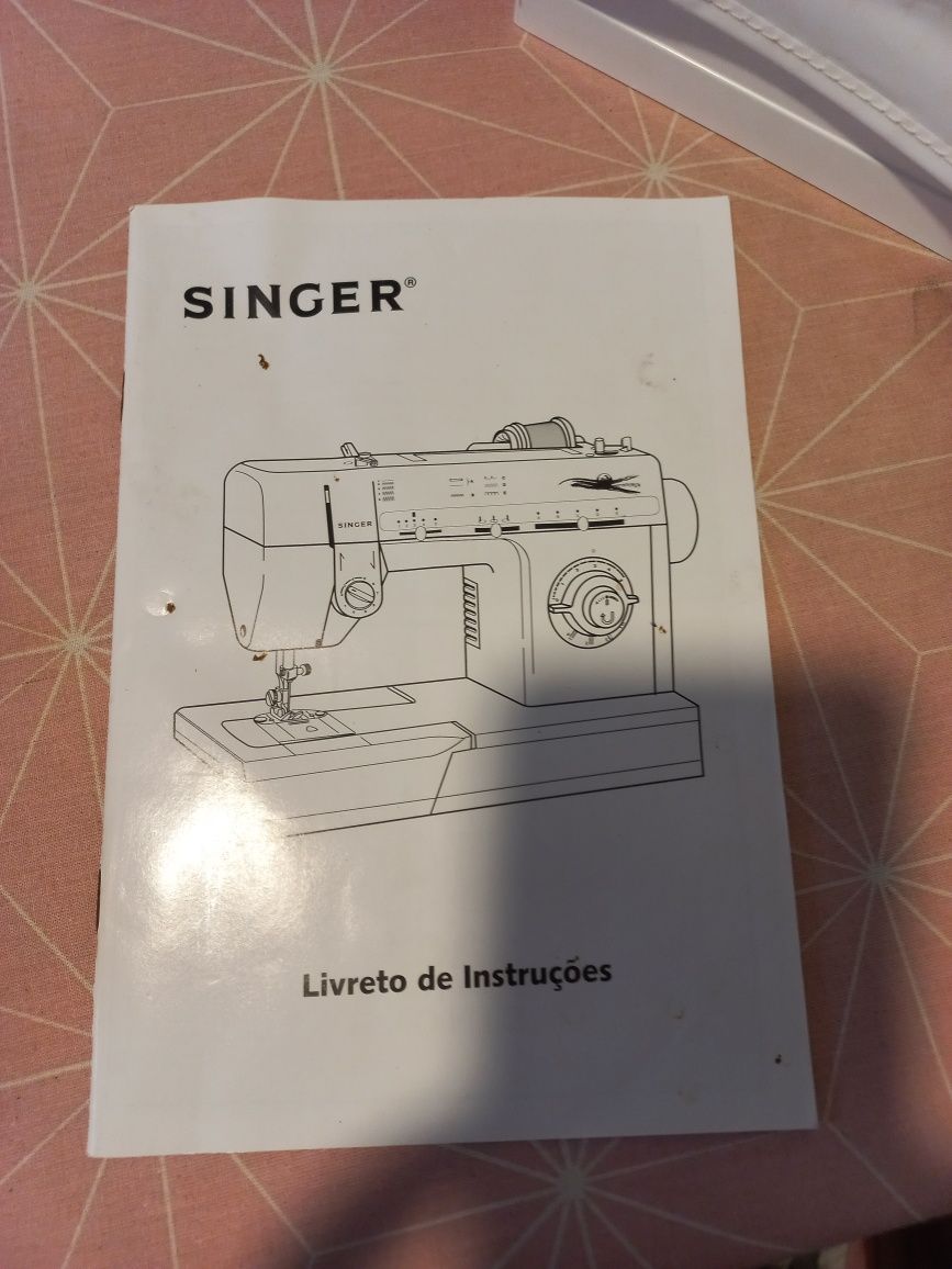 Máquina de costura singer elétrica