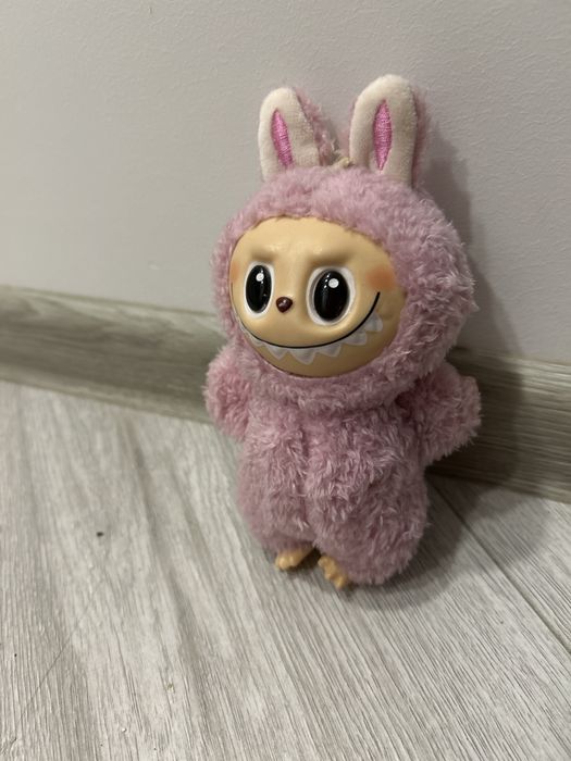 Лабубу у рожевому колері