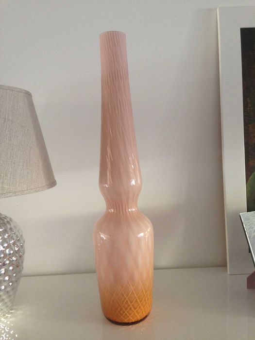 Jarra alta, vintage, em vidro trabalhado cor de rosa.