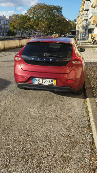 Volvo V40 2014, com 233 000 kms e inspeção realizada