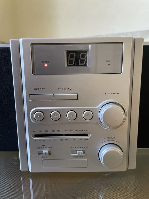 Музичний невеликий центр в чудовому стані.