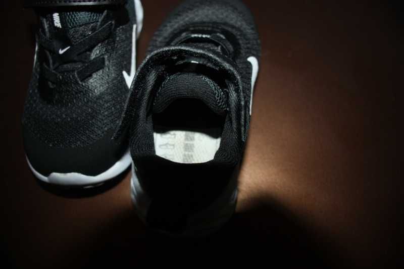 Sapatilhas pretas e com sola branca da NIKE Tamanho 22