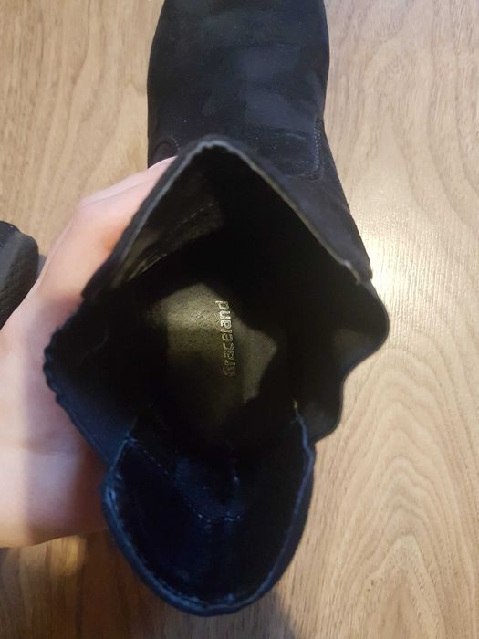 Czarne buty na koturnie