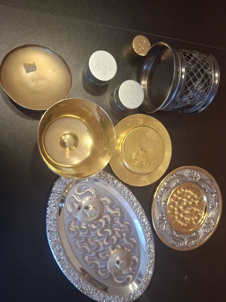 Naczynia liturgiczne zestaw puszka cyborium hostiarka patena, oleje św