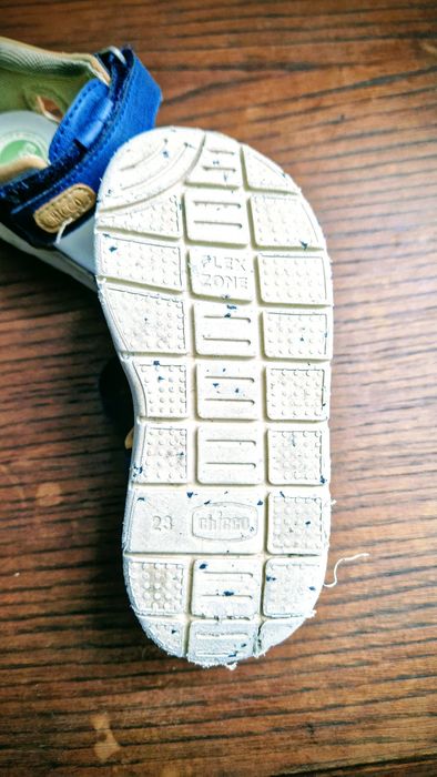 Chicco - sandálias (23) + sapatilhas (22)