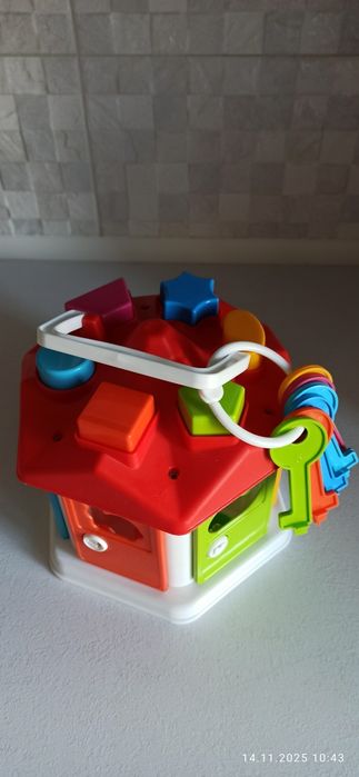 Розвиваюча гра Теремок, іграшка-сортер у формі будиночка з ключиками