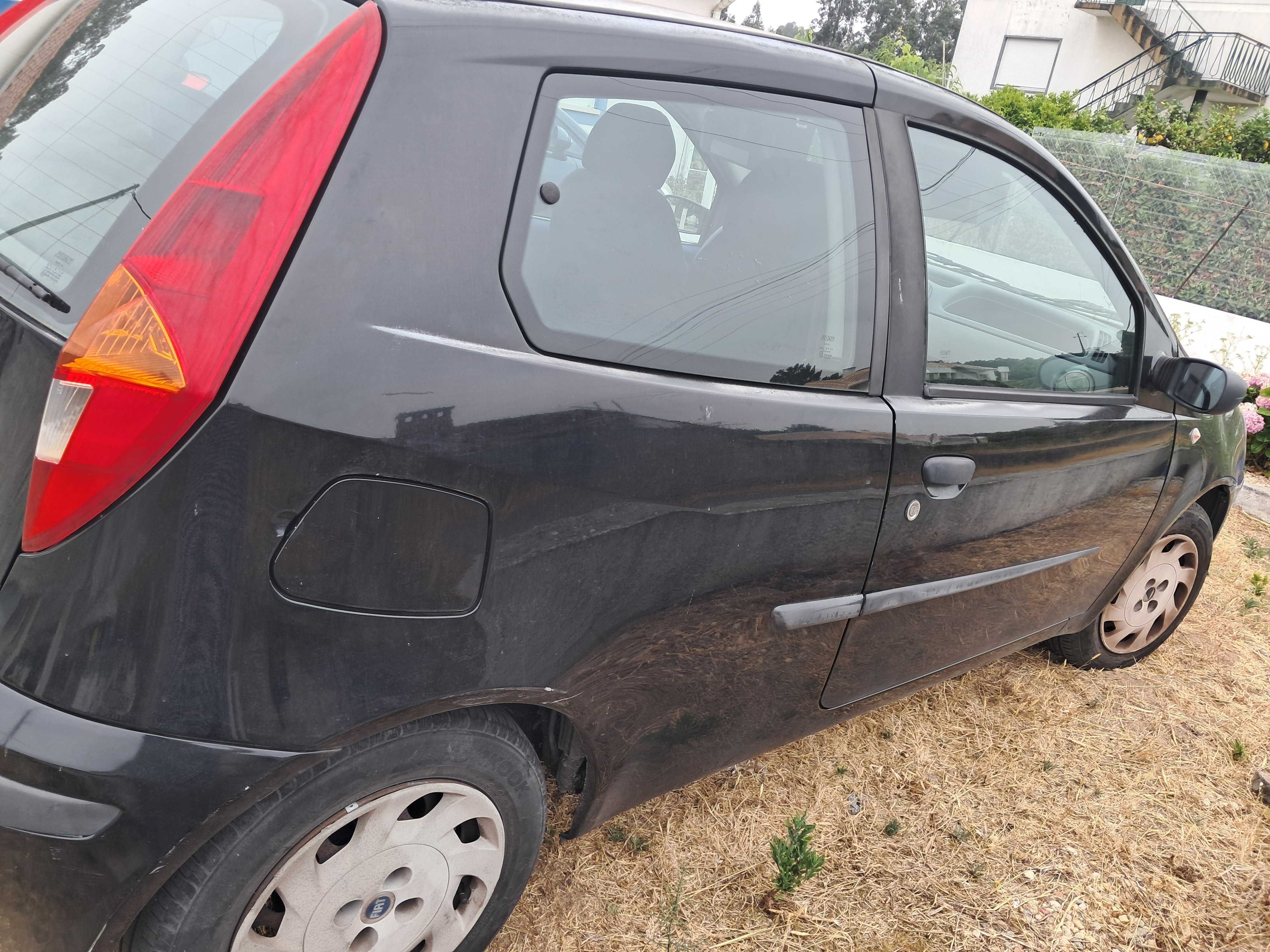 Vende se Fiat Punto, carro citadino e económico