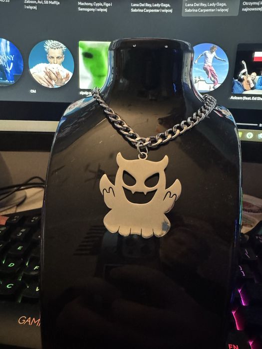 White 2115 duszek chain