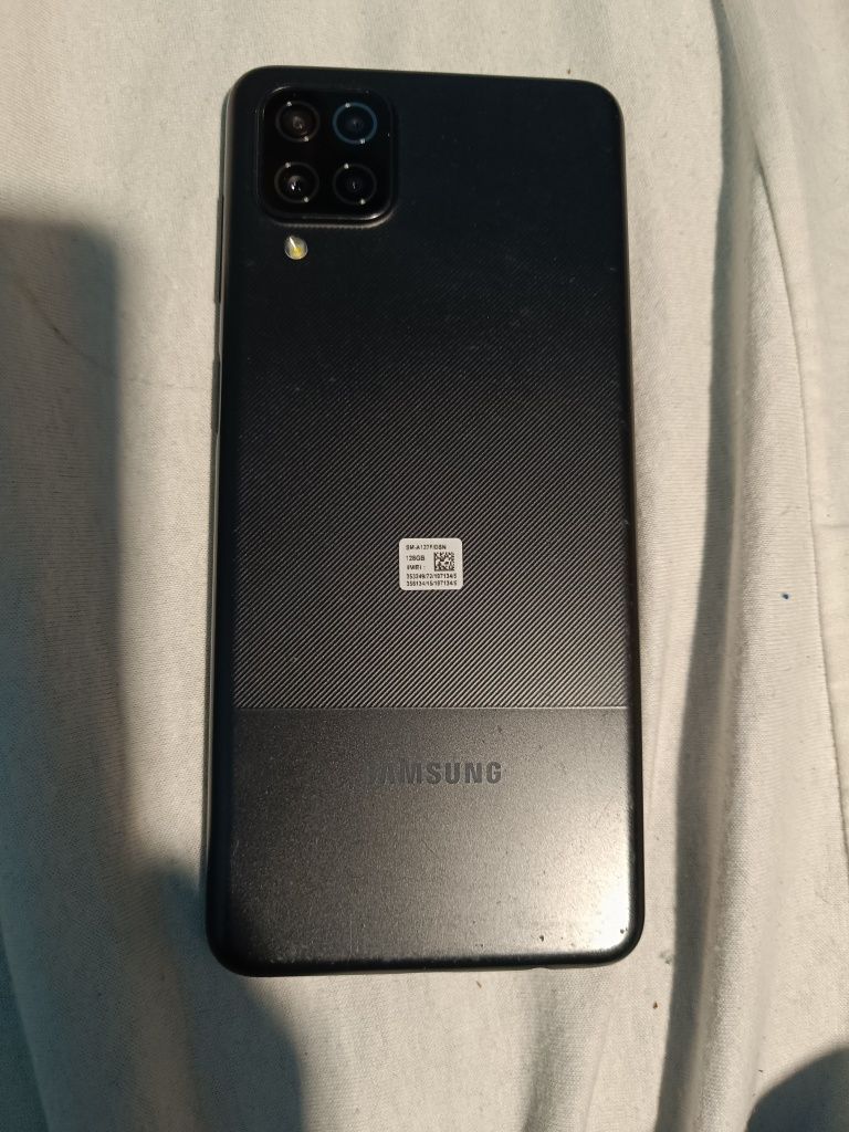Telemóvel Samsung A12 pronto a ser usado conta com unma fenda no vidro