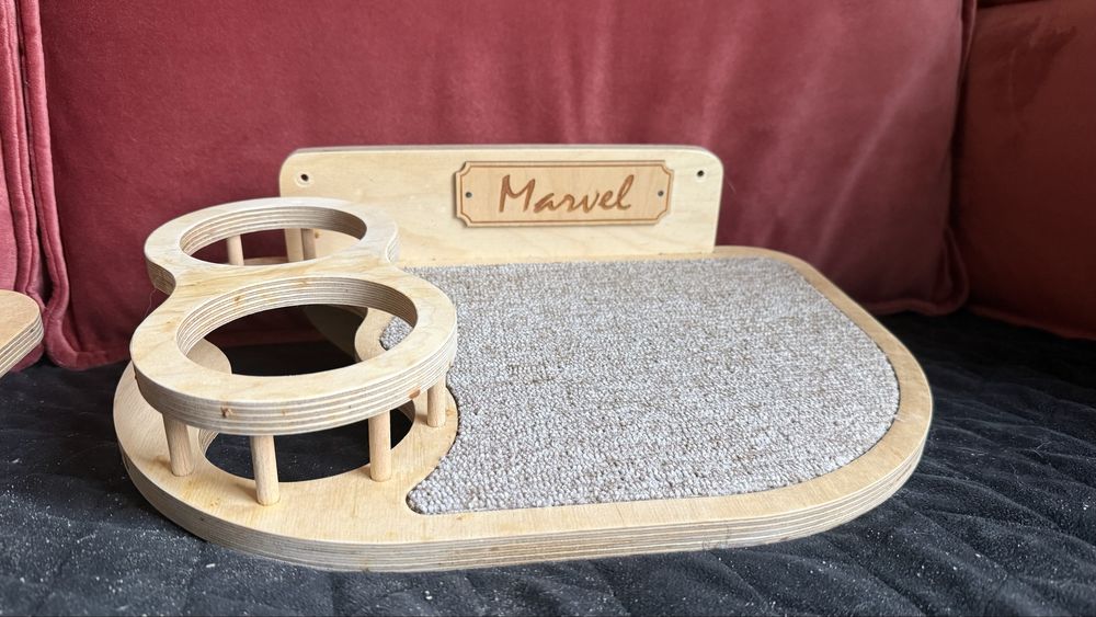 Półka dla kota z miskami i legowiskiem