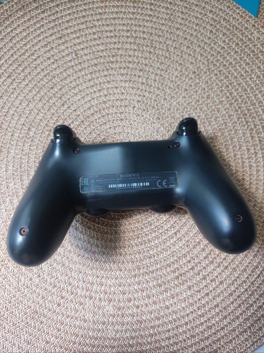 Sprzedam oryginalnego pada DualShock 4 w kolorze czarnym