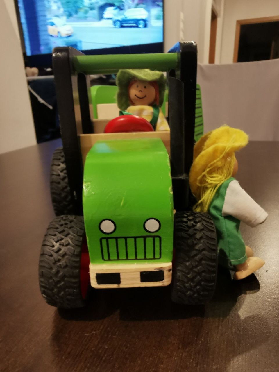 Traktor drewniany z podłączaną  przyczepą + dwie figurki