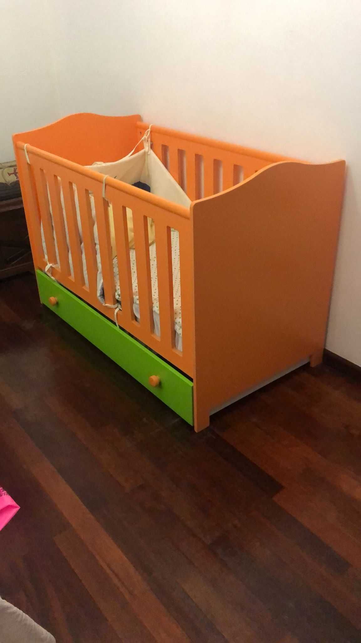 Cama bebé com colchão