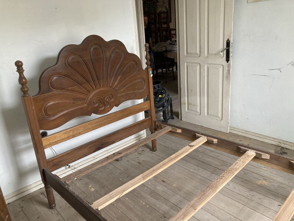 Cama de casal e mesas de cabeceira