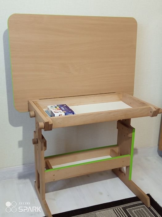 Дитяча парта з регулюванням висоти