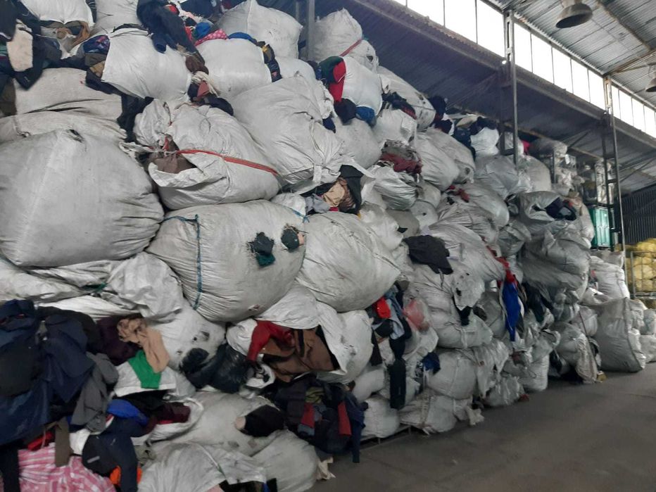 Likwidacja hurtowni - oddam odzież uzywaną kurtki minimum 2 tony