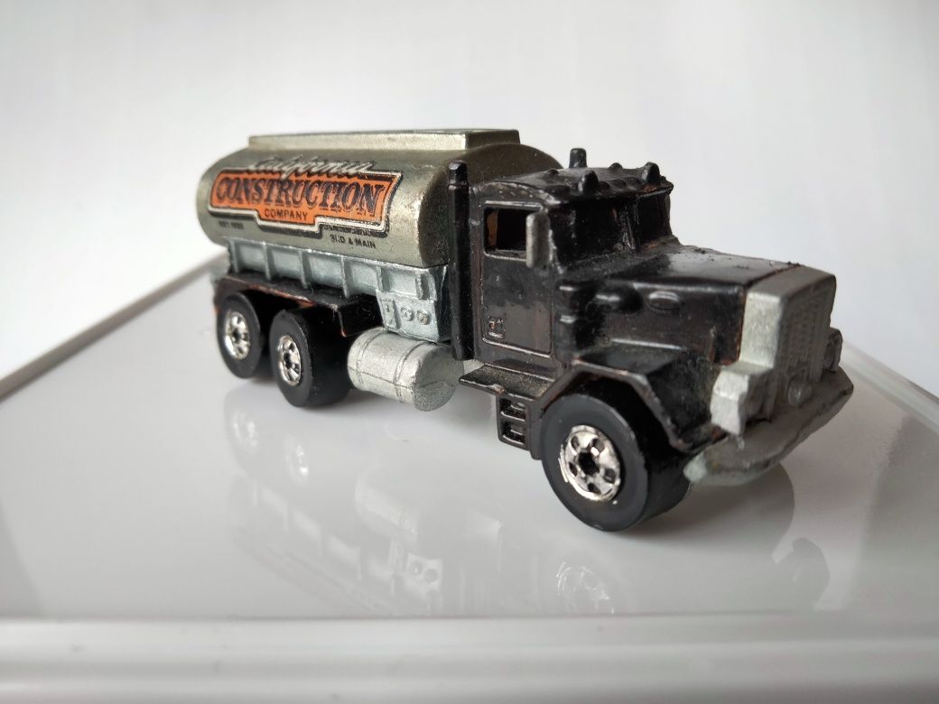 1/64 Peterbilt Tank Truck - 1979 (Hot Wheels)