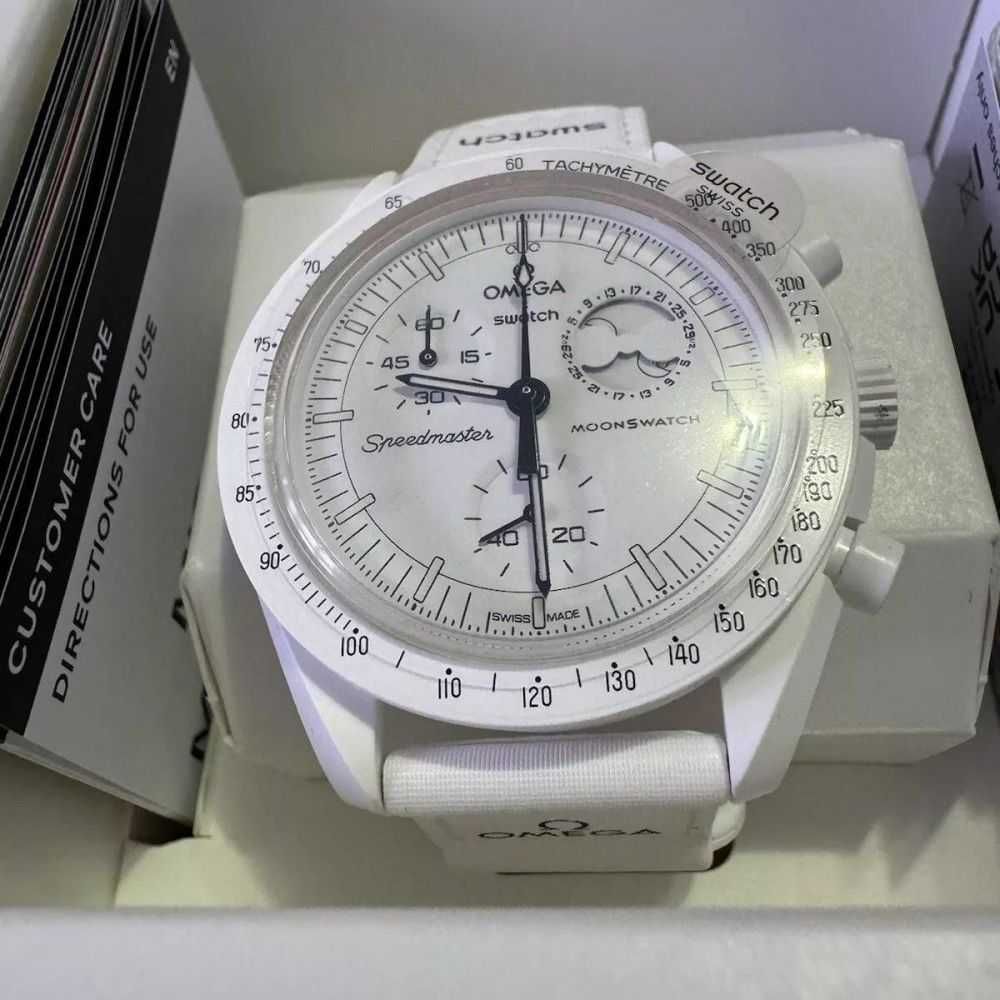 Zegar SO33W700 – Omega, Swatch i Snoopy Moonphase